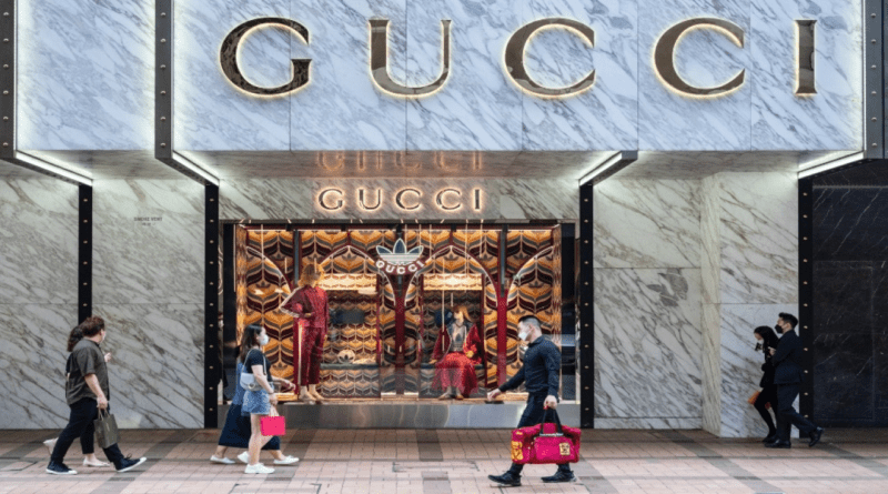 Грозит штраф до 10% оборота: в штаб-квартире Gucci прошли обыски