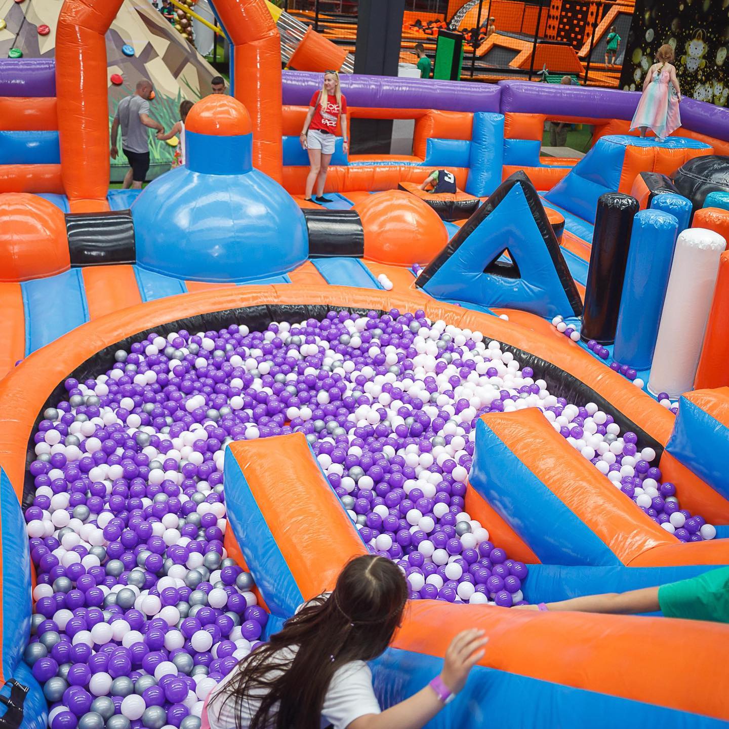 У ТРЦ Auchan Rive Gauche відкрився сімейний розважальний комплекс Fly Kids  (фото) | Українська Рада Торгових Центрів